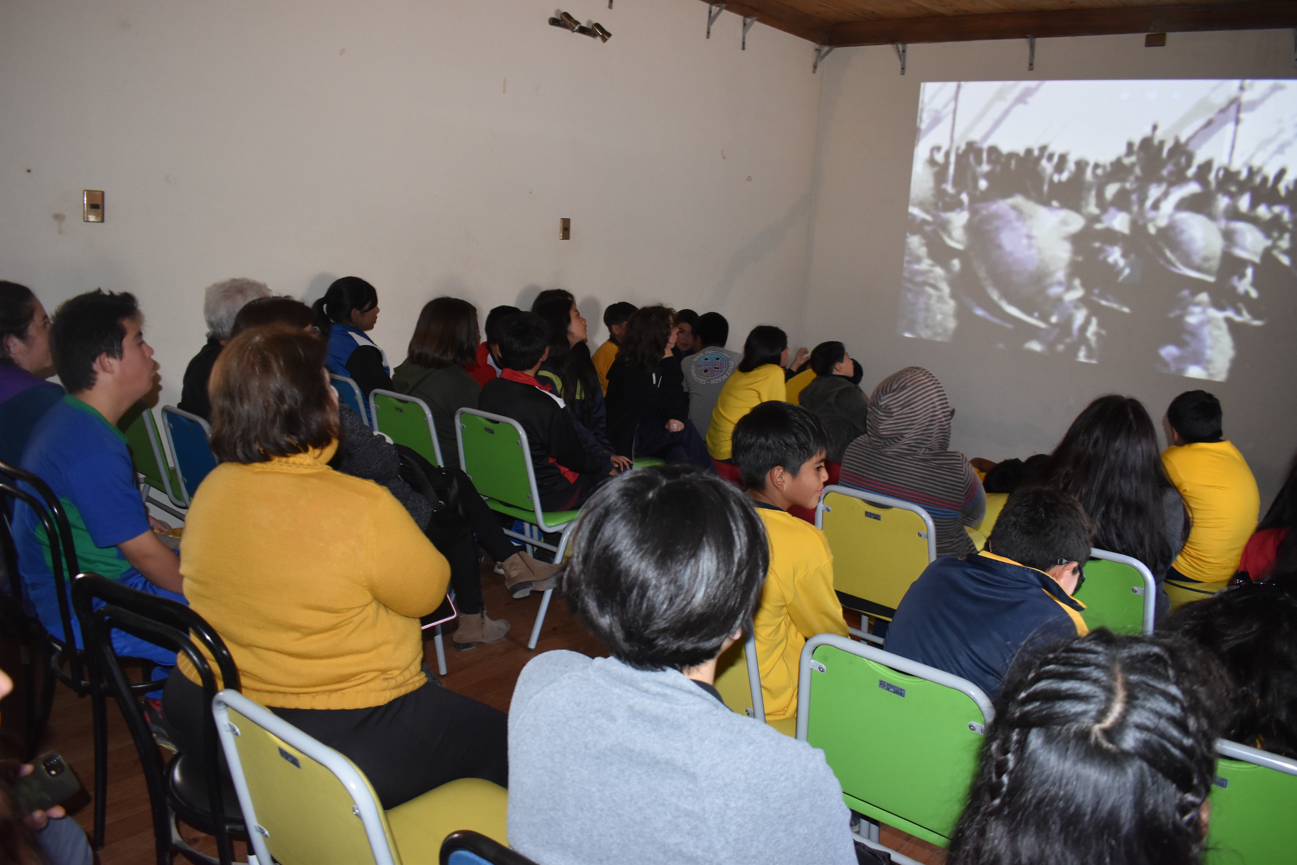 En biblioteca de Altovalsol alumnos   acceden a documental sobre Gabriela Mistral